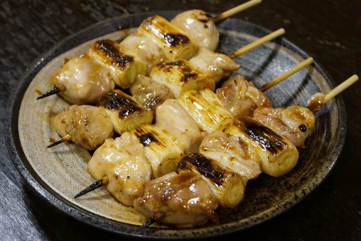 Grilled chicken on a skewer 焼き鳥 - もつ焼き 稲垣 Grilled organ meat MOTSUYAKI INAGAKI