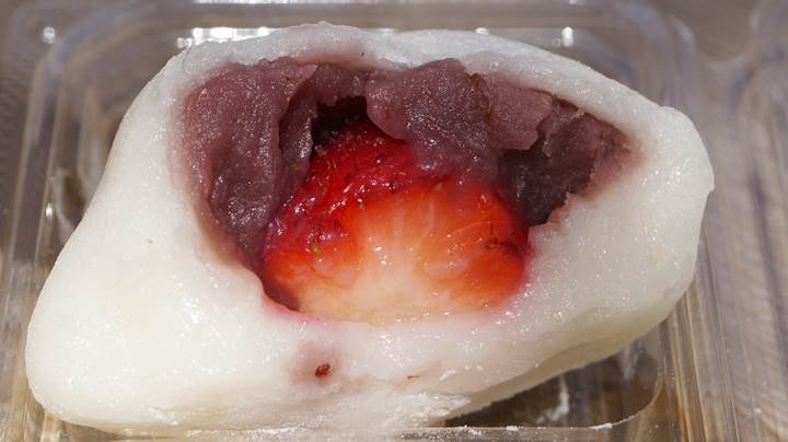 A strawberry and red bean rice cake いちご大福