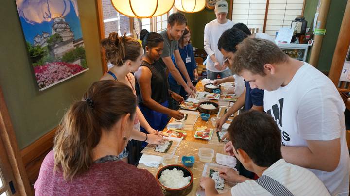 Sushi Making Experience at UOGASHI-SUSHI in Tokyo 東京 魚がし寿司 寿司握り体験