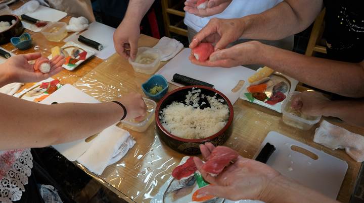 Sushi Making Experience at UOGASHI-SUSHI in Tokyo 東京 魚がし寿司 寿司握り体験