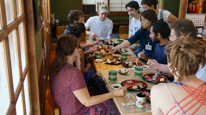 Sushi Making Experience at UOGASHI-SUSHI in Tokyo 東京 魚がし寿司 寿司握り体験