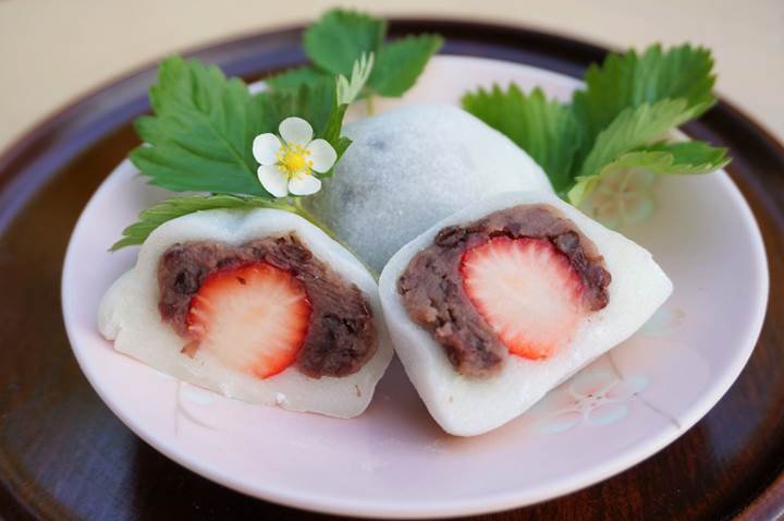 A strawberry and red bean rice cake いちご大福