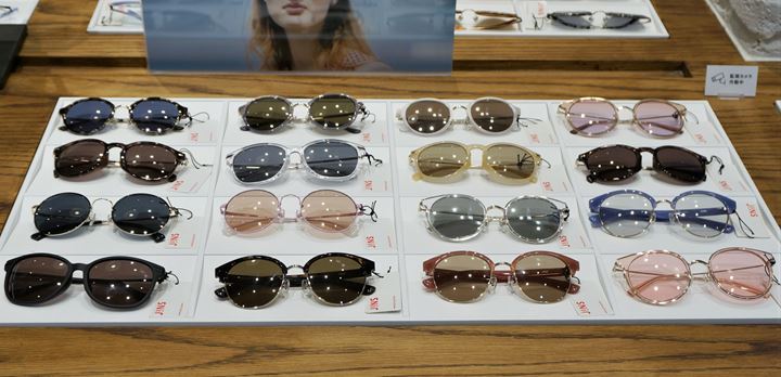 An Eyeglasses Chain Jins In Japan Sells Prescription Eyeglasses At The Minimum Price Of 5500 Yen Us 51 Japan Course English