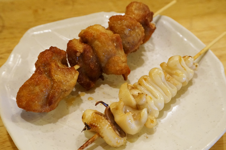 鳥の唐揚げ串 Deep Fried Chicken, イカゲソ焼 Grilled Squid Arm - 大衆酒場 かぶら屋 Izakaya Bar KABURAYA