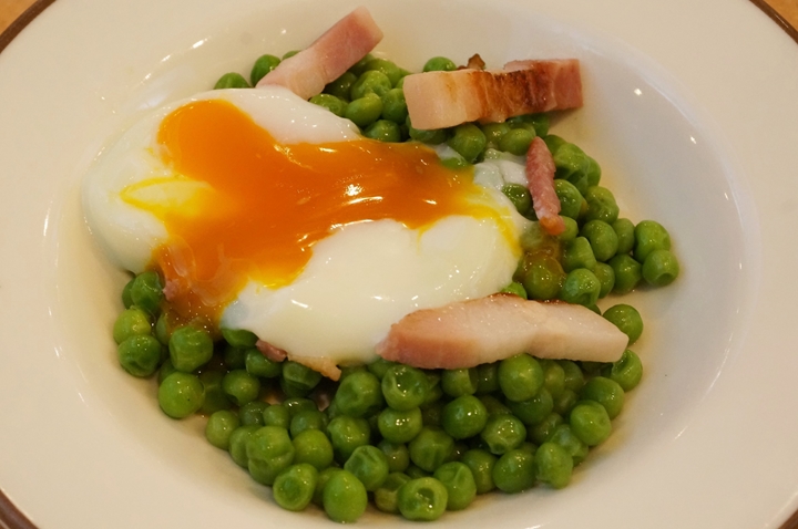 Green Peas with Bacon & Egg 柔らか青豆の温サラダ - Saizeriya サイゼリヤ