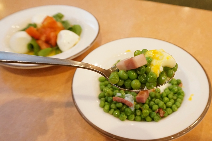 Green Peas with Bacon & Egg 柔らか青豆の温サラダ - Saizeriya サイゼリヤ