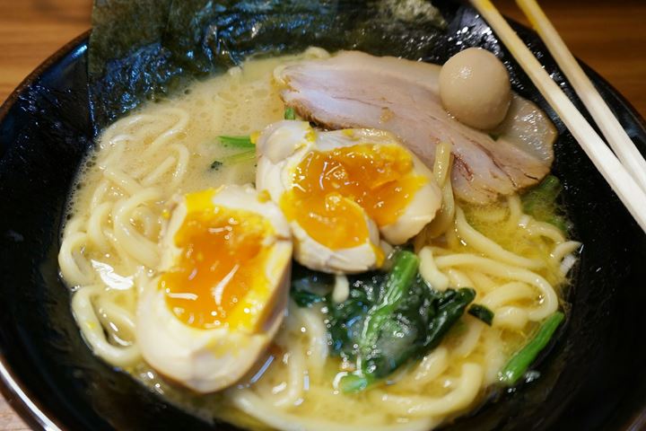 Ajitama (Seasoned Egg) Soy Sauce Ramen 味玉醤油ラーメン - ICHIKAKUYA Yokohama Iekei Ramen 横浜家系ラーメン 壱角家