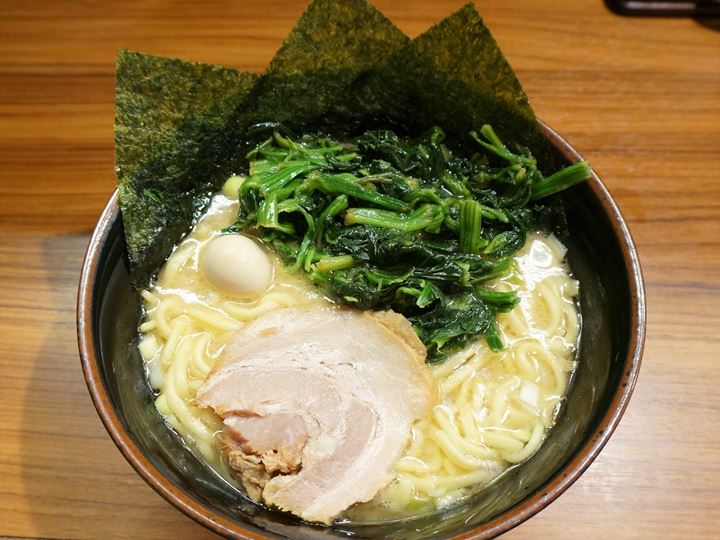 Soy Sauce Ramen with Spinach 醤油ラーメン ほうれん草 - ICHIKAKUYA Yokohama Iekei Ramen 横浜家系ラーメン 壱角家