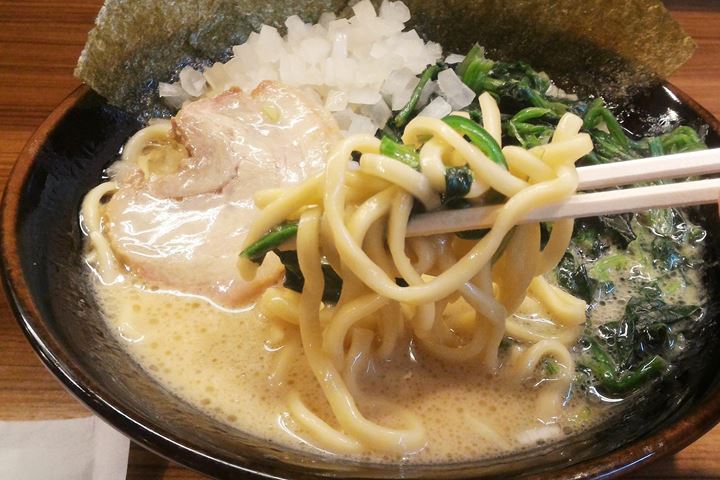 Soy Sauce Ramen with Spinach 醤油ラーメン ほうれん草 - ICHIKAKUYA Yokohama Iekei Ramen 横浜家系ラーメン 壱角家