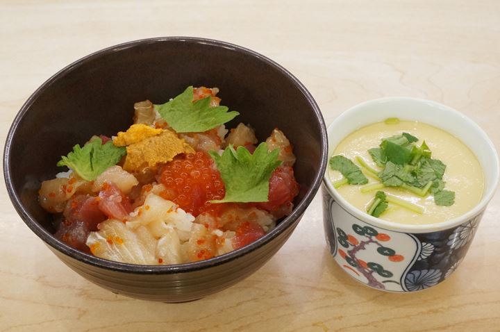 Conveyor Belt Sushi Restaurant (Sushi Go Round) 500 Yen Lunch Seafood Bowl - KURASUSHI くら寿司 500円ランチ 海鮮丼