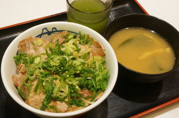 Extra Green Onions and Grilled Pork Bowl ネギたっぷりネギ塩豚肩ロース丼 - Matsuya 松屋