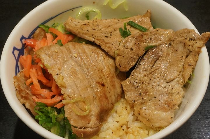 Extra Green Onions and Grilled Pork Bowl ネギたっぷりネギ塩豚肩ロース丼 - Matsuya 松屋