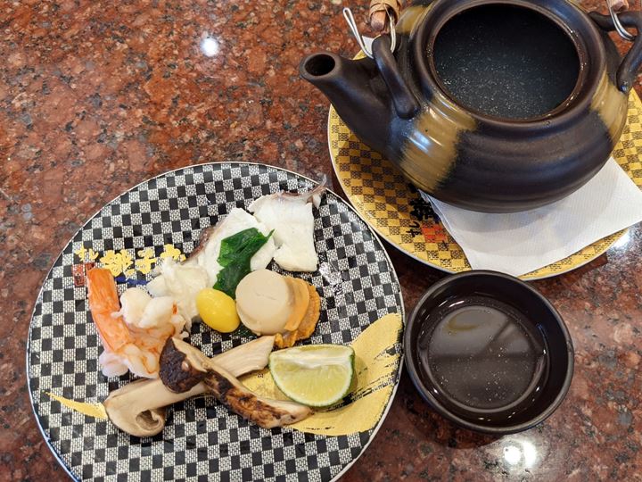 Steamed Dish in an Earthenware Teapot 土瓶蒸し Sushi CHOUSHIMARU すし 銚子丸 - 回転寿司 鮨