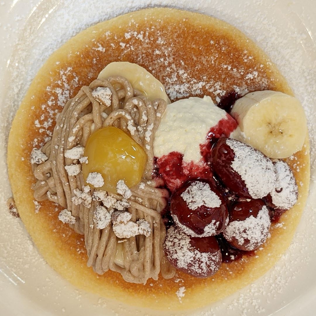 Pancake Served with Grapes and Mascarpone and Chestnut Cream ぶどうとマスカルポーネ＆マロンクリームのパンケーキ Cafe Restaurant GUSTO カフェレストラン ガスト