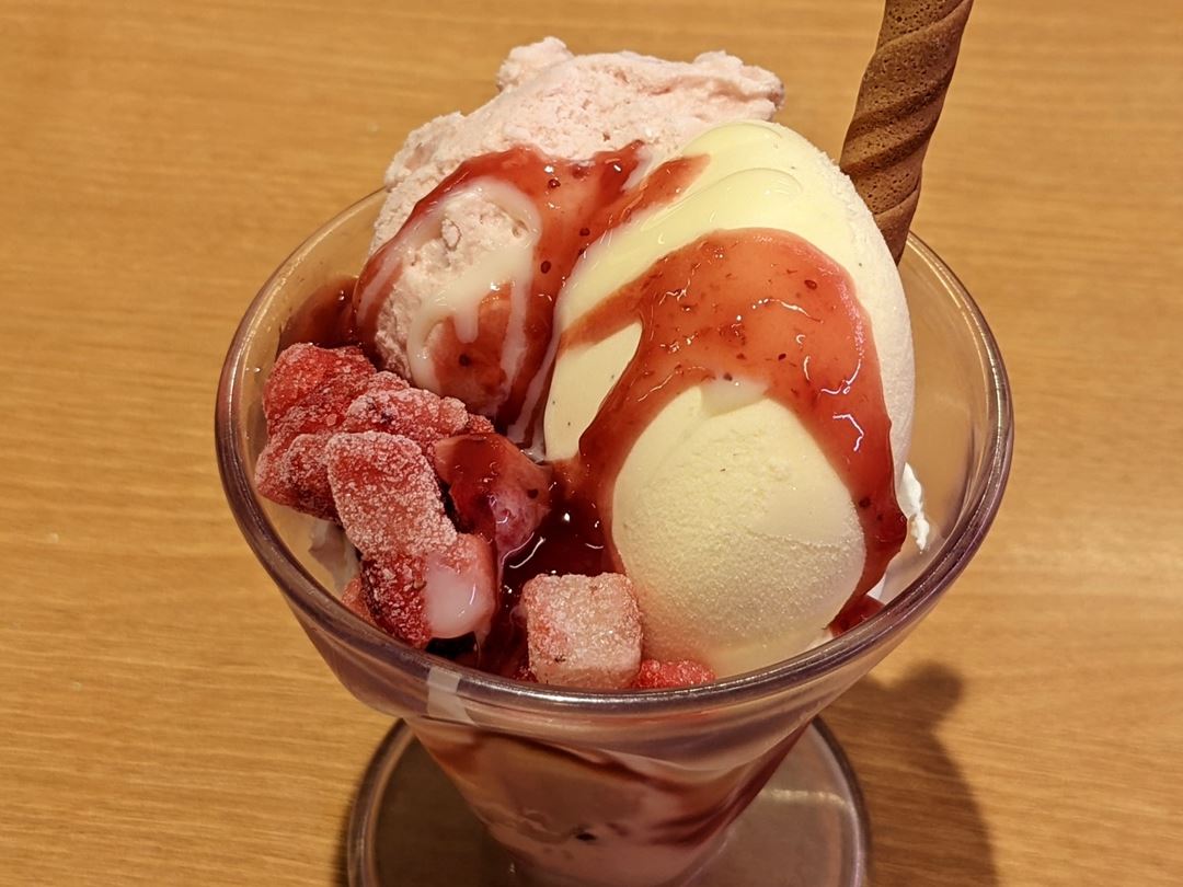 SUSHIRO スシロー Strawberry Milk Parfait 練乳いちごパフェ