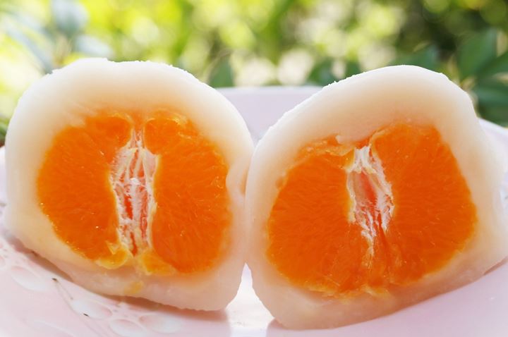 A Japanese orange and red bean rice cake まるごとみかん大福 MIKAN DAIFUKU