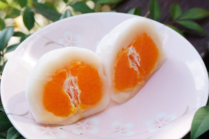 A Japanese orange and red bean rice cake まるごとみかん大福 MIKAN DAIFUKU