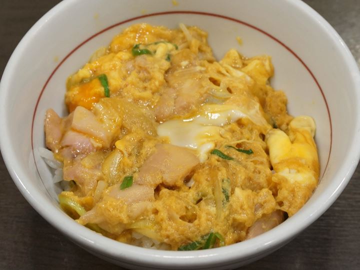 Chicken and Egg Rice Bowl 青ネギ入り親子丼 - NAKAU なか卯