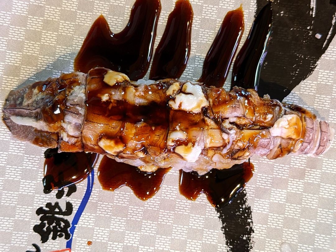 Mantis Shrimp with Sauce シャコ1貫握り - Sushi CHOUSHIMARU すし 銚子丸 - 回転寿司