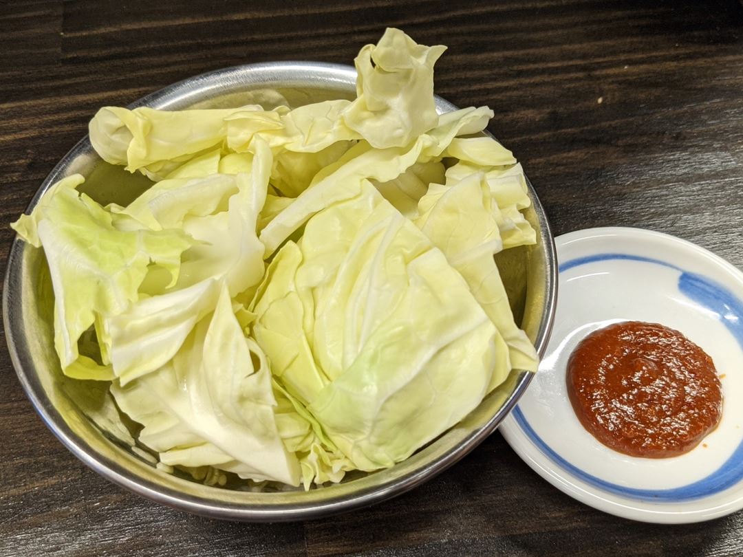 串屋横丁 Kushiya-Yokocho もつ焼き Motsuyaki お通しキャベツ Cabbage with Miso