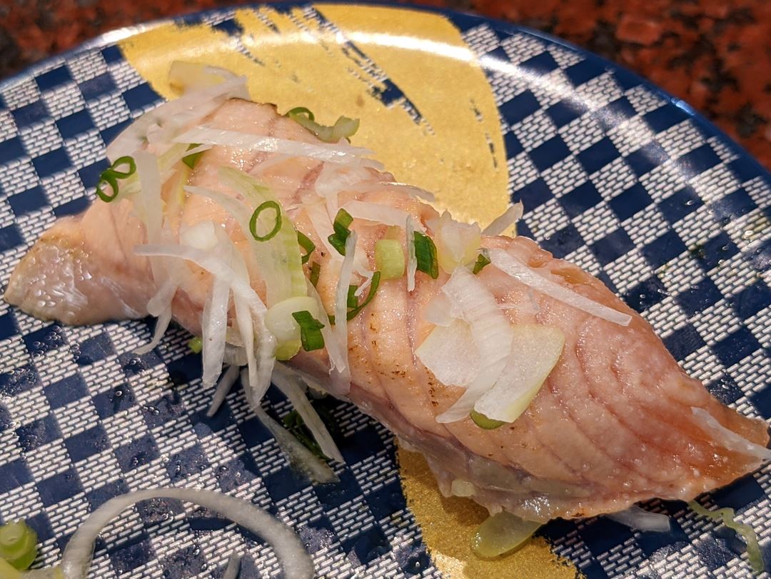 Seared Fatty Salmon とろサーモン炙り - Sushi CHOUSHIMARU すし 銚子丸 - 回転寿司 鮨