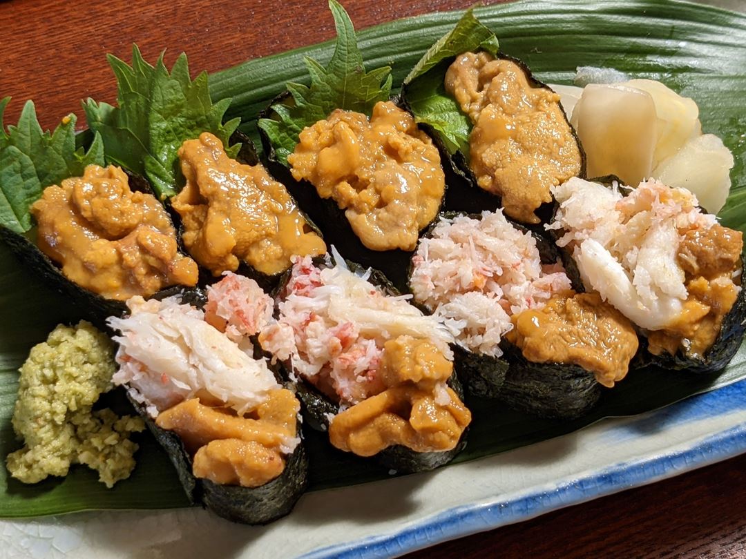 Sea Urchin and Snow Crab Roll うにと本ズワイガニ軍艦 Conveyor Belt Sushi Restaurant (Sushi Go Round) KURASUSHI くら寿司