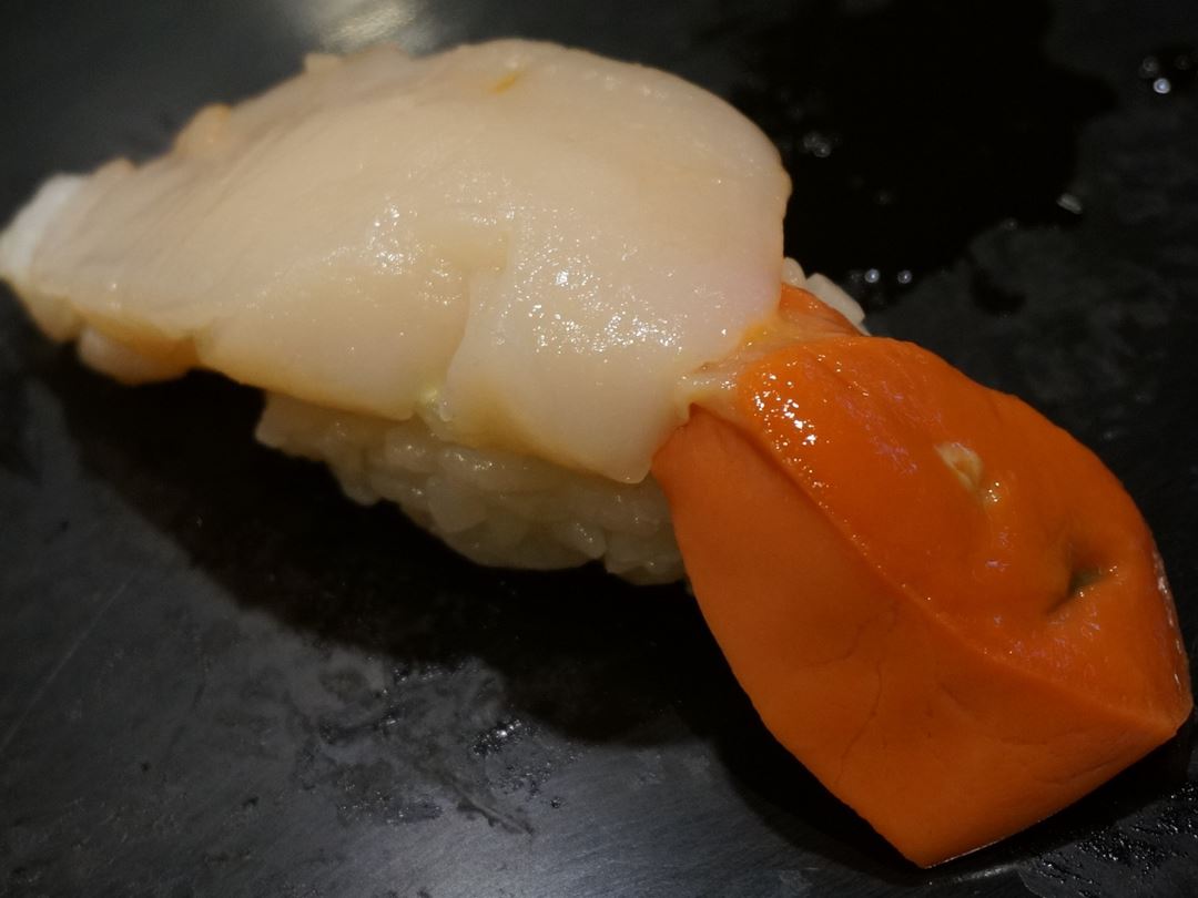 肝付きほたて 立ち喰い鮨 まぐろ人 Standing Sushi Bar MAGUROBITO 立ち食い寿司 Scallop