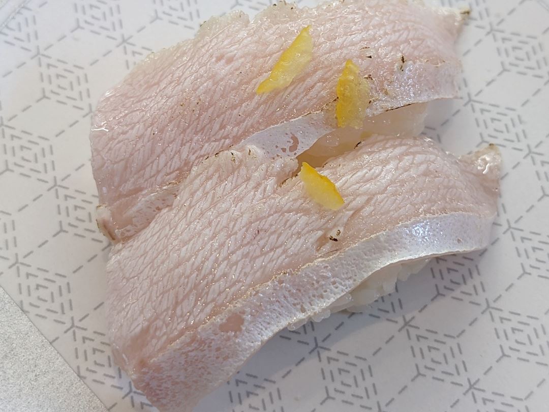 ゆず塩炙り黒瀬ぶりとろ はま寿司 Flamed Fatty Yellowtail with Salty Citrus HAMASUSHI