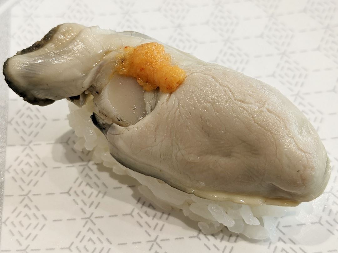 広島県産牡蠣握り（もみじおろしのせ）Boiled Oyster かき HAMAZUSHI はま寿司 HAMASUSHI