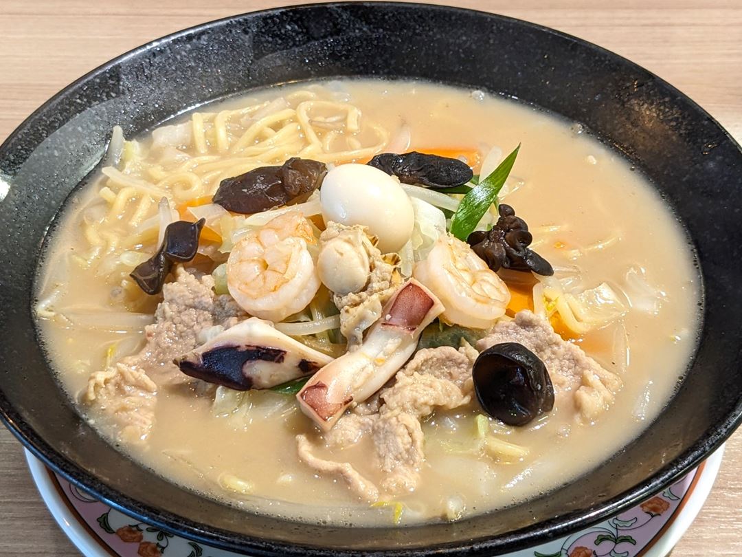 餃子の王将 チャンポン Champon Noodles with Seafood, Pork, and Vegetables in soy sauce pork bone based broth Gyoza OHSHO