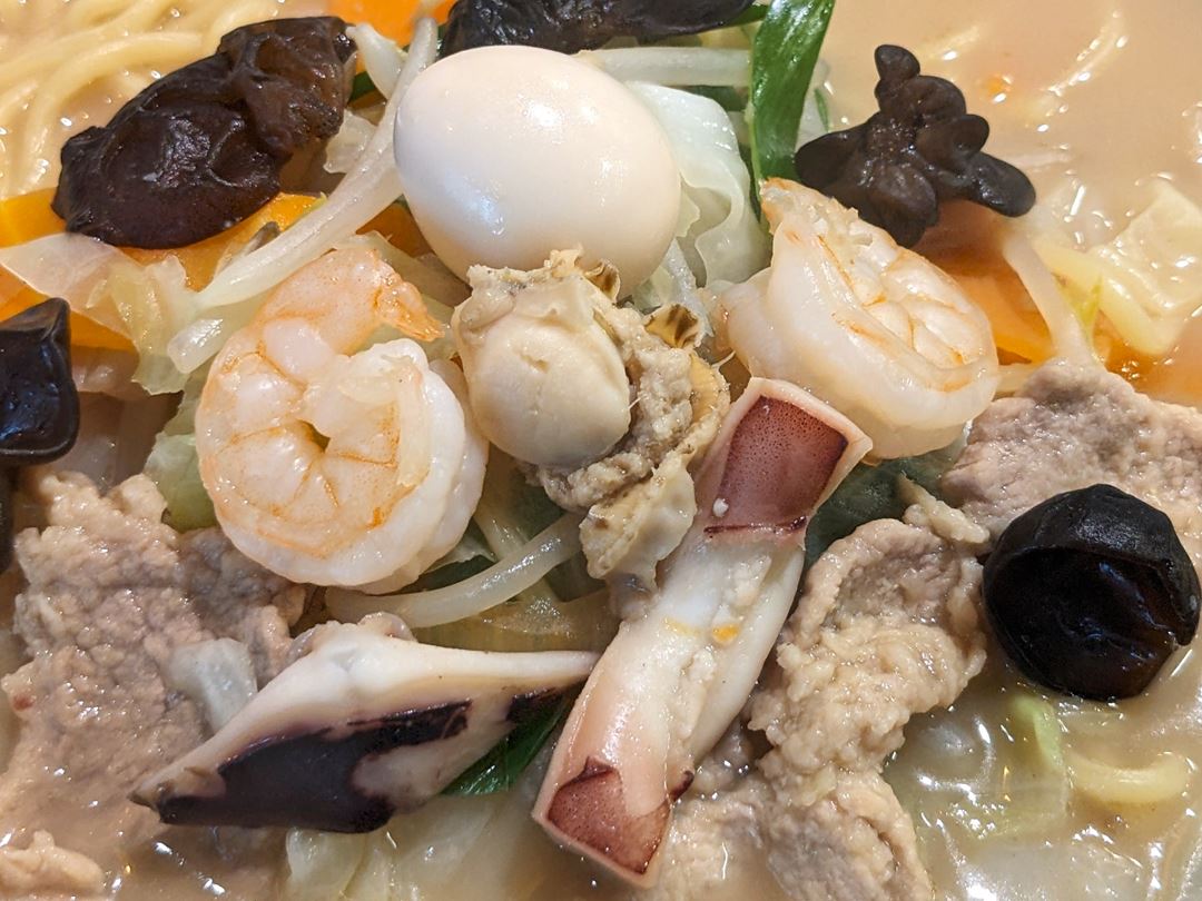 餃子の王将 チャンポン Champon Noodles with Seafood, Pork, and Vegetables in soy sauce pork bone based broth Gyoza OHSHO