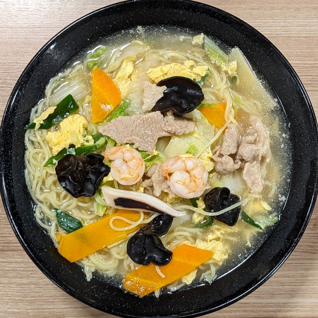 餃子の王将 五目そば Gomoku Soba: Starchy soup noodles with pork, eggs, and vegetables Gyoza OHSHO