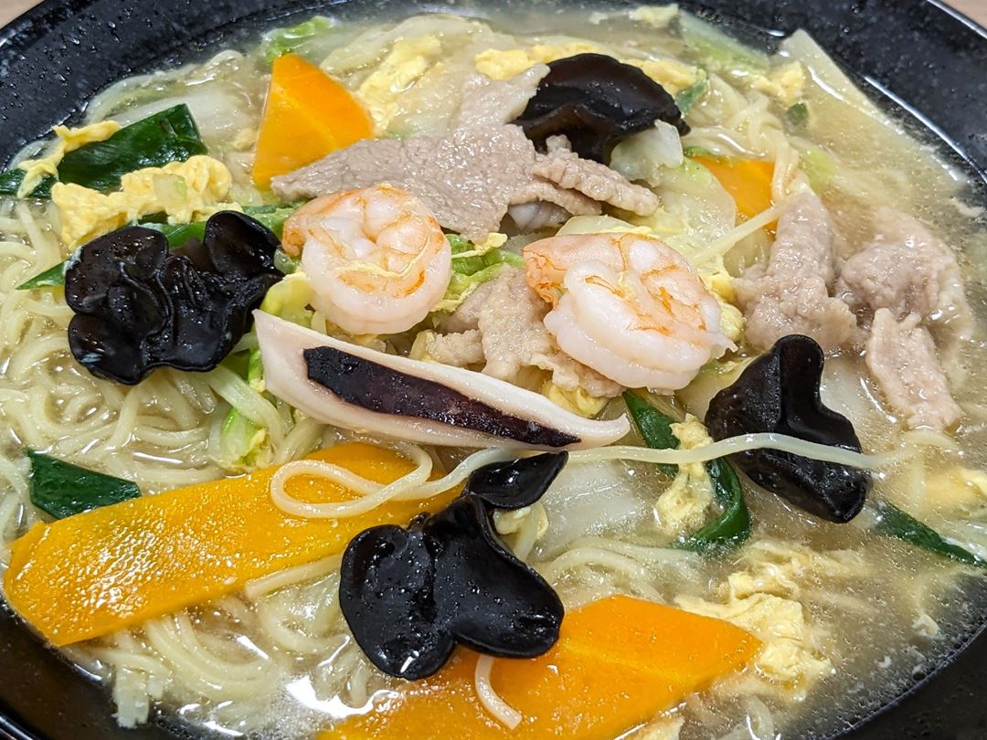 餃子の王将 五目そば Gomoku Soba: Starchy soup noodles with pork, eggs, and vegetables Gyoza OHSHO