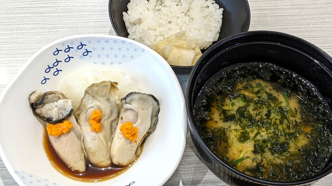 広島県産牡蠣握り（もみじおろしのせ）かき酢 はま寿司 Boiled Oyster HAMASUSHI