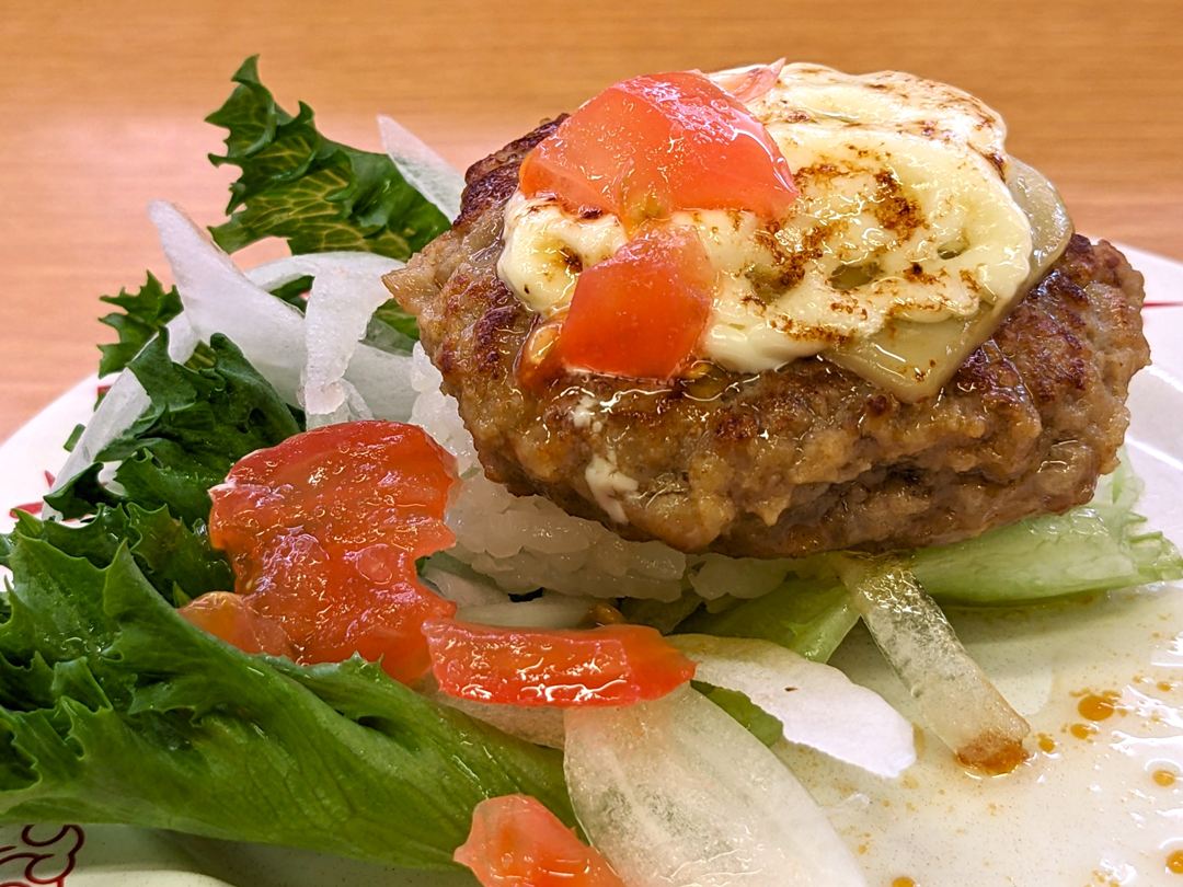 スシロー 炙りハンバーグチーズのサラダ寿司 Salad and Cheese Hamburg Steak SUSHIRO