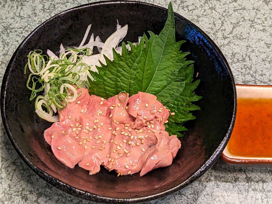 鶏のレバ刺し 居酒屋 八剣伝 炭火焼 やきとり 焼鳥 Hakkenden