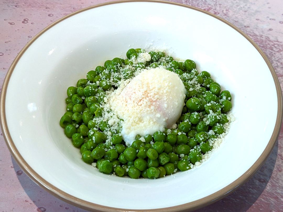 柔らか青豆の温サラダ Green Peas with Shredded Gran Moravia Cheese and Egg