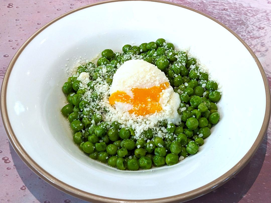 柔らか青豆の温サラダ Green Peas with Shredded Gran Moravia Cheese and Egg