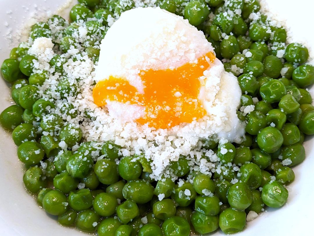 柔らか青豆の温サラダ Green Peas with Shredded Gran Moravia Cheese and Egg