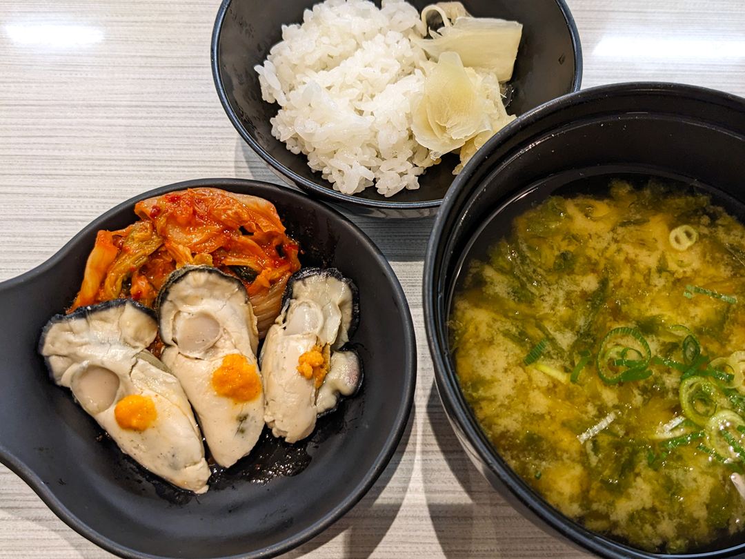 広島県産牡蠣握り（もみじおろしのせ）カキムチ定食 はま寿司 Boiled Oyster HAMASUSHI